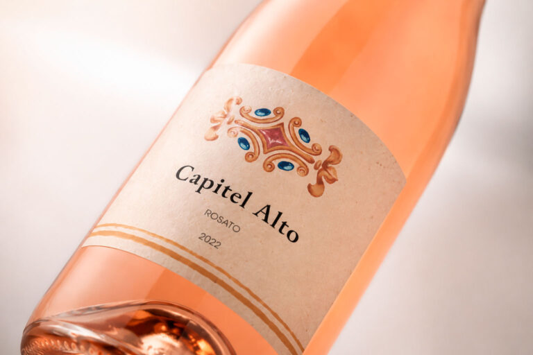 Primo piano dell'etichetta della bottiglia di vino Capitel Alto
